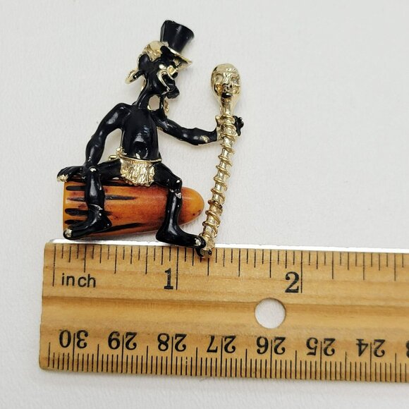 Charles F. Worth Vintage 1950s African Witch Doctor Brooch, Bakelite Drum - Picture 10 of 11